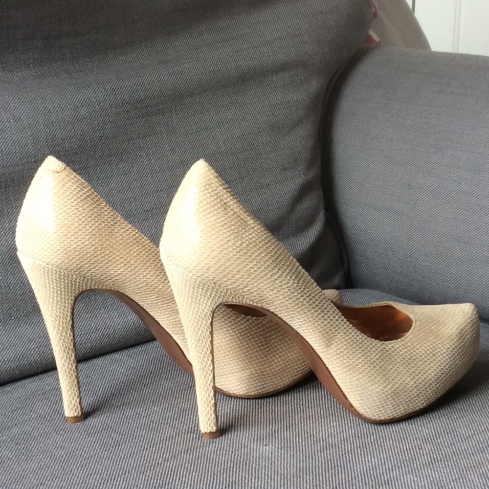 Snake skin patterned BGBG heels. - Picture 2 of 6